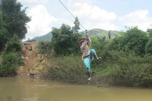 Đu dây đi làm, một phụ nữ rớt xuống sông suýt mất mạng