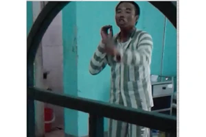 Phạm nhân cứa cổ bạn tù cố thủ hơn một giờ trong bệnh viện