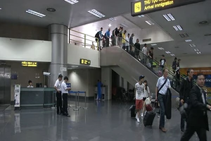 Cách ly hai hành khách nhập cảnh vào Việt Nam nghi nhiễm Ebola 