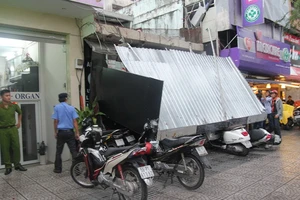 Mưa lốc, biển quảng cáo sập đè nát chín xe máy