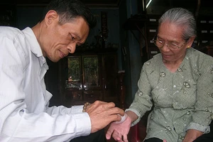 Thầy rắn Nguyễn Tiến Hòa:“Hành Y là để cứu người chứ không để lấy tiếng” (Kỳ I)