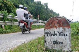 Cột mốc lộ giới "Tình Yêu - Chia Tay" gây xôn xao