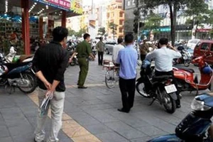 Đang nghe điện thoại trên phố, bị đâm chết