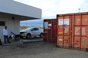 Chuyển 7000 lít dầu độc ra xa vịnh Hạ Long