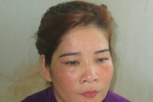 "Nữ quái" vờ mua hàng, khống chế cướp vàng