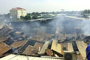 Cháy công ty gỗ nhiều giờ liền