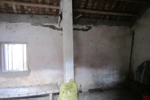 Con trai phát hiện bố treo cổ trên xà nhà