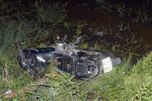 Ôtô đâm xe máy bay xuống ruộng, nam thanh niên tử vong