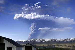 Iceland ban hành báo động đỏ sau khi núi lửa tiếp tục phun trào 