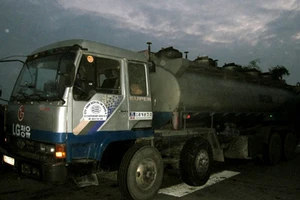 Phát hiện ba xe bồn chở chất thải nguy hại