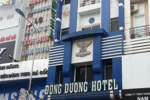 Bế con đến khách sạn đâm gục 'trai lạ' ở cùng vợ