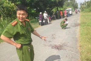 Một thanh niên chết ven đường, bị đâm 15 nhát