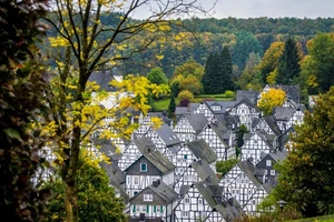 Thị trấn thơ mộng có hàng trăm ngôi nhà như một