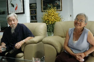 NSƯT Phi Điểu - hơn 80 tuổi vẫn chạy xe máy đi đóng phim