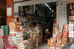 Độc đáo phố sách cũ ngay trung tâm thành phố