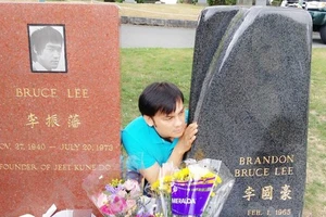 NSƯT Kim Tiểu Long viếng mộ Lý Tiểu Long