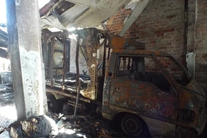 Hai xe ô tô cùng xưởng kem bị lửa thiêu rụi