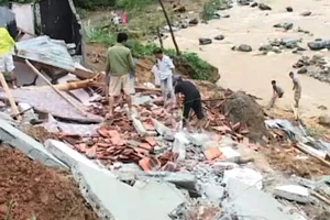 Nghệ An và Hà Tĩnh: Mưa lớn, lũ quét làm sập hai ngôi nhà và cầu tạm