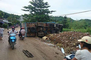 Xe tải gây tai nạn liên hoàn, chín người nhập viện