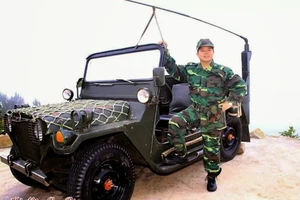 Sư thầy 'đập hộp iPhone 6' trần tình việc mặc áo rằn ri chụp ảnh