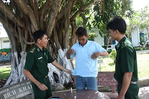 Cứu 2 người nước ngoài trôi dạt trên biển