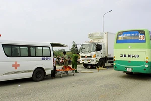 Đâm đầu vào xe tải, hai người tử vong