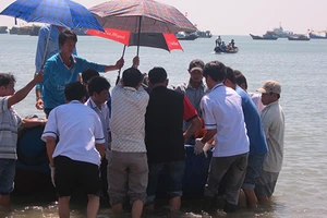 Đưa thi thể thuyền trưởng bị mất tích vào bờ để khám nghiệm