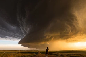 Cô gái đi khắp nơi đón bão