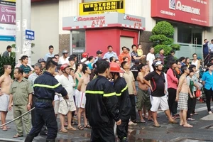 Siêu thị sát chung cư bốc cháy lúc sáng sớm