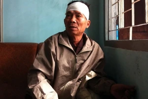 Xông vào nhà cướp laptop, chém người