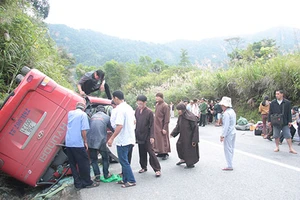 Xe khách lao vào vách núi, 30 hành khách thoát chết hi hữu