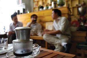 Phát hiện cơ sở sản xuất chế biến cà phê bột… dưới sàn nhà dơ bẩn