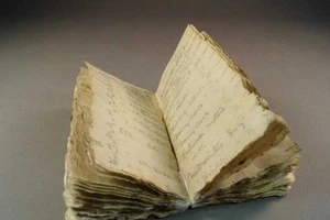 Cuốn nhật ký thám hiểm nằm trong băng đá Nam Cực suốt 100 năm