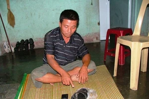 Tông vào nữ sinh, thanh niên bỏ chạy, rơi điện thoại giữa đường