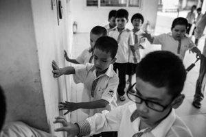 Trái tim như tan vỡ khi nhìn thấy các bé khiếm thị