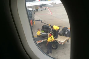 Lý do mở màn cửa sổ khi máy bay cất và hạ cánh