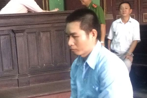 Bị cáo mua bán người quỳ lạy toà xin chiếu cố