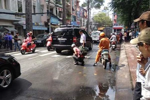 Hàng chục người nhặt vàng giúp một phụ nữ bị cướp trên đường