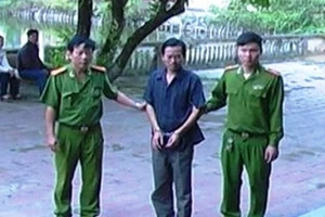 Vác dao chém phụ nữ hàng xóm rồi chạy về nhà khoá cửa cố thủ