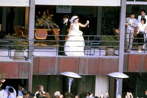 Đầm cưới của Madonna bán được 1,7 tỉ đồng