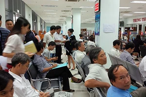 Người dân ùn ùn kéo nhau đến đổi GPLX khiến Sở GTVT quá tải