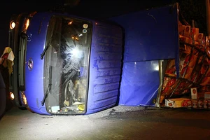 Xe tải chở bia lật nhào dưới chân cầu Sài Gòn