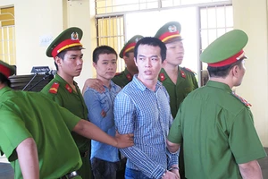 Bị cáo công an viên đánh chết học sinh đạp ghế tòa án