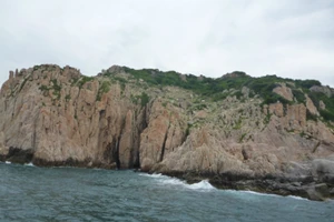 Vẻ đẹp hùng vĩ của bãi Đá Vách