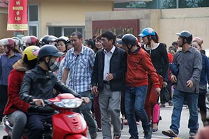 Hàng trăm tiểu thương kéo đến UBND tỉnh “tố” hợp tác xã chợ Bến Thủy