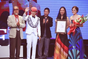 ‘Đập cánh giữa không trung’ được vinh danh