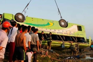 Xe khách lật ngửa một người chết, hàng chục người bị thương