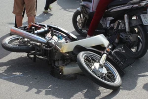 Chạy xe máy tông cột đèn một phụ nữ tử vong 