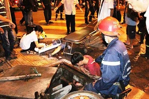 Giải cứu thanh niên kẹt dưới miệng cống thoát nước