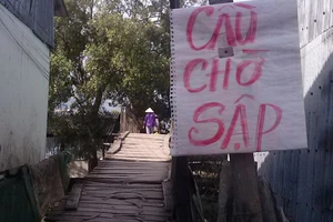 Người dân treo biển 'cầu chờ sập' để cảnh báo ở miền Tây